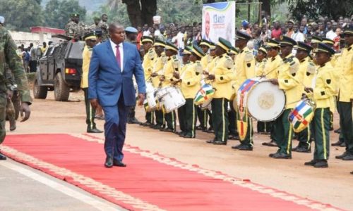 63ÈME ANNIVERSAIRE DE L’INDÉPENDANCE DE LA RCA :LE PRÉSIDENT DE LA RÉPUBLIQUE A PRÉSIDÉ UNE PARADE MILITAIRE AU CAMP KASSAÏ