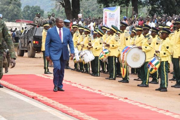 63ÈME ANNIVERSAIRE DE L’INDÉPENDANCE DE LA RCA LE PRÉSIDENT DE LA RÉPUBLIQUE A PRÉSIDÉ UNE PARADE MILITAIRE AU CAMP KASSAÏ