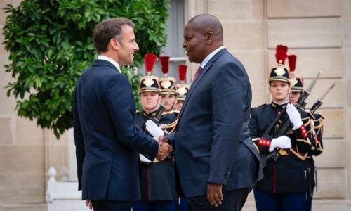 LE PRÉSIDENT TOUADERA RENCONTRE LE PRÉSIDENT FRANÇAIS EMMANUEL MACRON AU PALAIS DE L’ELYSÉE