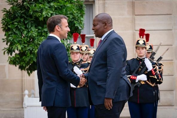 LE PRÉSIDENT TOUADERA RENCONTRE LE PRÉSIDENT FRANÇAIS EMMANUEL MACRON AU PALAIS DE L’ELYSÉE