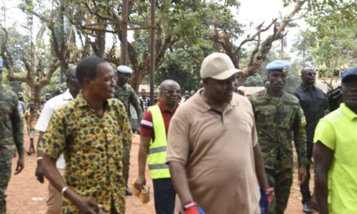 LE PRÉSIDENT DE LA RÉPUBLIQUE A ÉVALUÉ LES TRAVAUX DE DÉSHERBAGE DU LYCÉE BARTHÉLÉMY BOGANDA