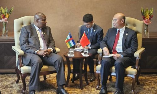 LE PRÉSIDENT DE LA RÉPUBLIQUE REÇOIT LE REPRESENTANT SPECIAL DU PRESIDENT XI JINPING EN MARGE DU SOMMET DE KAMPALA