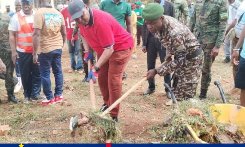 OPÉRATION KWA TI KODRO : LE PRÉSIDENT DE LA RÉPUBLIQUE A PARTICIPÉ AU NETTOYAGE DU CAMPUS DE L’UNIVERSITE DE BANGUI