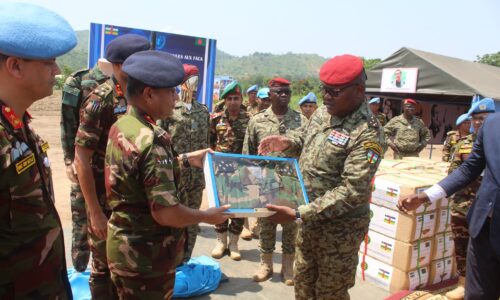 POSE DE LA PREMIÈRE PIERRE DE CONSTRUCTION D’UNE CLINIQUE ET DE REMISE DE TENUES MILITAIRES AUX FACA PAR LA RÉPUBLIQUE POPULAIRE DU BANGLADESH