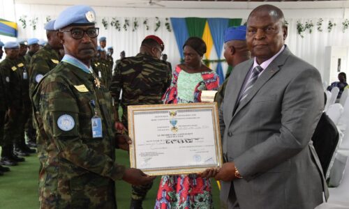 LA PATRIE RECONNAISSANTE : LE PRÉSIDENT DE LA RÉPUBLIQUE A HONORE LES ELEMENTS DU CONTINGENT RWANDAIS EN FIN DE MISSION EN CENTRAFRIQUE