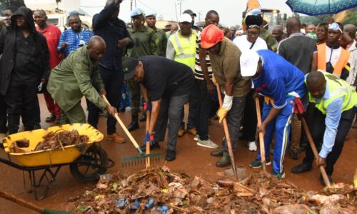 LE PRÉSIDENT TOUADERA A EFFECTUÉ L’OPÉRATION KWA TI KODRO AU MARCHÉ PK 12 A BEGOUA