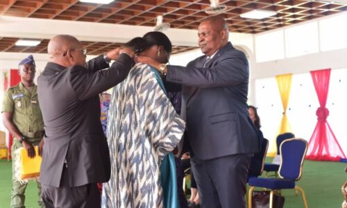 CÉRÉMONIE DE REMISE DE DÉCORATION A MADAME CATY FALL SOW, CHEFFE DU DÉPARTEMENT AFRIQUE MOYEN-ORIENT POUR LE FONDS MONDIAL AU PALAIS DE LA RENAISSANCE